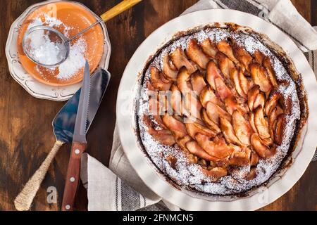 Hausgemachter leckerer Apfelkuchen, Blick von oben, Holzkulisse Stockfoto
