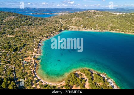 Kosirna Strand und türkisfarbene Bucht auf Murter Insel Luftbild, Dalmatien Archipel von Kroatien Stockfoto