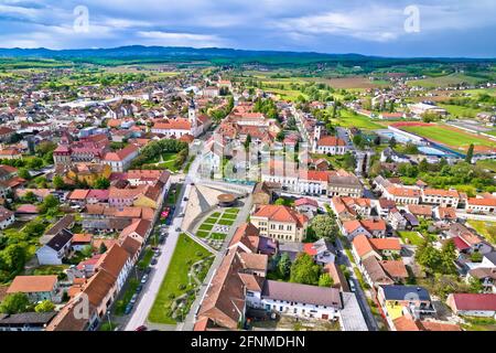 Bunte mittelalterliche Städtchen Krizevci Luftaufnahme, Prigorje Region von Kroatien Stockfoto