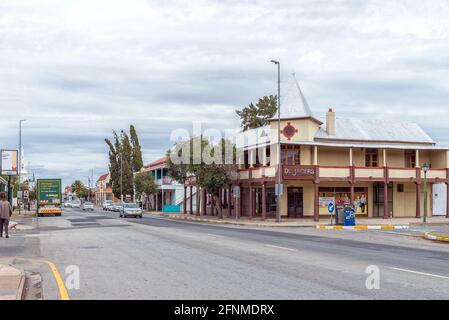 BEAUFORT WEST, SÜDAFRIKA - 2. APRIL 2021: Eine Straßenszene in Beaufort West im westlichen Kap Karoo. Fahrzeuge und Gebäude sind sichtbar Stockfoto