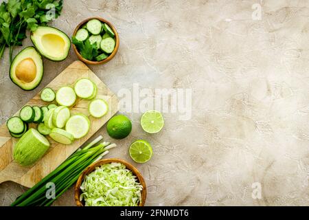 Rohgemüse Ernährung. Grünes Gemüse und Obst - bereit zu essen Stockfoto