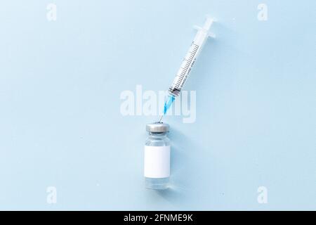 Impfstoff und Spritze für medizinische Glasfläschchen. Impfkonzept Stockfoto