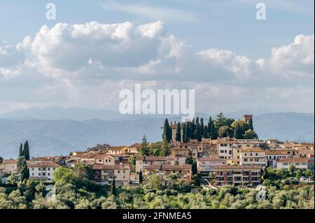 Schöner Panoramablick auf Cerreto Guidi, Florenz, Italien und seine Umgebung an einem schönen sonnigen Tag Stockfoto