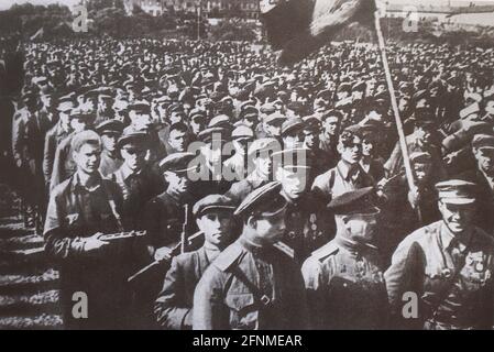 Kundgebung und Parade von Partisanenformationen im befreiten Minsk am 16. Juli 1944. Stockfoto