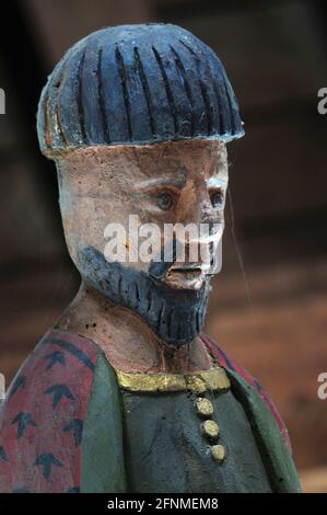 Einer von zwölf Aposteln, die auf dem Dach der St. John the Baptist Kirche, Bere Regis, Dorset, Großbritannien, geschnitzt wurden Stockfoto