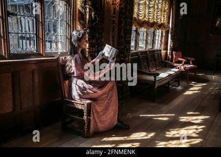 Hever Castle, Edenbridge, 18. Mai 2021 am 485. Jahrestag der Hinrichtung von Anne Boley enthüllt Hever Castle neue wissenschaftliche Forschungen zu ihrem historischen Gebetsbuch, in dem die geheime Geschichte dessen enthüllt wird, was nach ihrem Tod mit ihm geschah. Die Forschungen in den Gebetsbüchern des Stundenbuches, die in Anne Boleyns Elternhaus, Hever Castle, ausgestellt sind, haben bisher noch nie dagewesene Namen und Wörter auf den Seiten des historischen Bandes enthüllt. Mithilfe von ultraviolettem Licht und Bildbearbeitungssoftware wurde entdeckt, was mit dem Volumen geschah, nachdem Anne am 19. Mai 1536 ausgeführt wurde und wann die Legende entstand Stockfoto