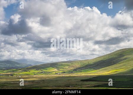 Blick von den Kerry Cliffs auf die umliegenden Hügel mit grünen Feldern, Weiden und Bauernhöfen, die Halbinsel Iveragh, Portmagee, Ring of Kerry, Irland Stockfoto