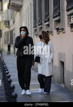 Mailand, Roberta Armani beim Mittagessen mit Freunden und Freund Giuseppe Vicino Roberta Armani, Giorgio's Neffe, überraschte beim Mittagessen mit Freunden und ihrem Freund Giuseppe Vicino. Nachdem sie in ihrem eigenen Restaurant im Freien gegessen hat, geht Roberta Armani mit ihrem Freund Giuseppe Vicino in die Büros, den sie dann den Mitarbeitern vorstellt. EXKLUSIVER SERVICE - POOL MIT IPA-2 VILLA-MANTIS Stockfoto