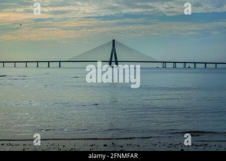 Der Bandra-Worli Sea Link, auch Rajiv Gandhi Sea Link genannt, klickte auf einen hellen, bewölkten Tag kurz vor Sonnenuntergang Stockfoto