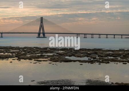 Der Bandra-Worli Sea Link, auch Rajiv Gandhi Sea Link genannt, klickte auf einen hellen, bewölkten Tag kurz vor Sonnenuntergang Stockfoto