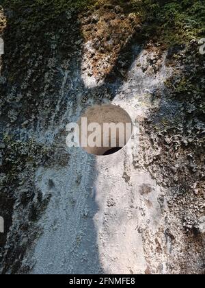 Fertig gebohrt durch eine Betonwand im Untergeschoss Stockfoto