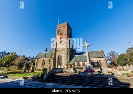 Pfarrkirche der Heiligen Jungfrau Maria, Diözese Chichester, und Steinkreuz-Kriegsdenkmal in Petworth, einer kleinen Stadt in West Sussex, Südostengland Stockfoto