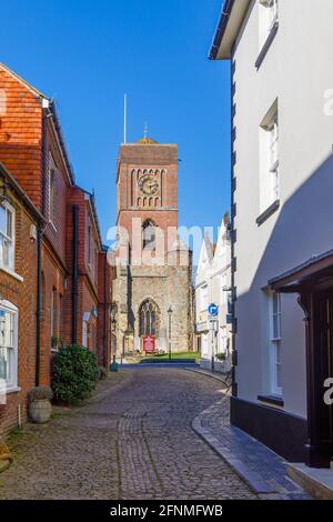 Pfarrkirche St. Mary the Virgin, Diözese Chichester, von der Lombard Street aus gesehen in Petworth, einer kleinen Stadt in West Sussex, Südostengland Stockfoto