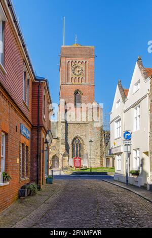 Pfarrkirche St. Mary the Virgin, Diözese Chichester, von der Lombard Street aus gesehen in Petworth, einer kleinen Stadt in West Sussex, Südostengland Stockfoto