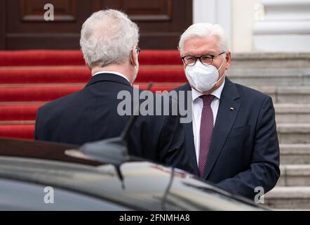 Berlin, Deutschland. Mai 2021. Bundespräsident Frank-Walter Steinmeier (r) begrüßt den lettischen Staatspräsidenten Egils Levits zu einem Gespräch vor dem Schloss Bellevue. Quelle: Bernd von Jutrczenka/dpa/Alamy Live News Stockfoto