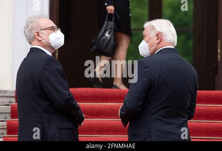 Berlin, Deutschland. Mai 2021. Bundespräsident Frank-Walter Steinmeier (r) begrüßt den lettischen Staatspräsidenten Egils Levits zu einem Gespräch vor dem Schloss Bellevue. Quelle: Bernd von Jutrczenka/dpa/Alamy Live News Stockfoto