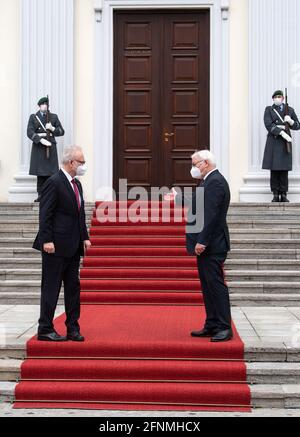 Berlin, Deutschland. Mai 2021. Bundespräsident Frank-Walter Steinmeier (r) begrüßt den lettischen Staatspräsidenten Egils Levits zu einem Gespräch vor dem Schloss Bellevue. Quelle: Bernd von Jutrczenka/dpa/Alamy Live News Stockfoto