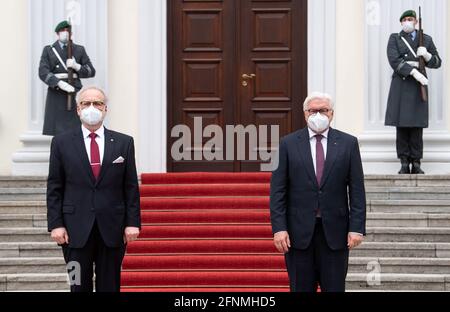 Berlin, Deutschland. Mai 2021. Bundespräsident Frank-Walter Steinmeier (r) begrüßt den lettischen Staatspräsidenten Egils Levits zu einem Gespräch vor dem Schloss Bellevue. Quelle: Bernd von Jutrczenka/dpa/Alamy Live News Stockfoto