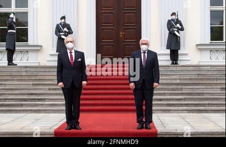 Berlin, Deutschland. Mai 2021. Bundespräsident Frank-Walter Steinmeier (r) begrüßt den lettischen Staatspräsidenten Egils Levits zu einem Gespräch vor dem Schloss Bellevue. Quelle: Bernd von Jutrczenka/dpa/Alamy Live News Stockfoto