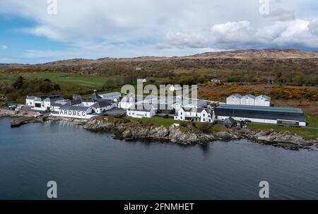 Luftaufnahme der Ardbeg Distillery, Islay, die Destillerie gehört Louis Vuitton Moët Hennessy und produziert einen stark geschälten Islay Whisky. Stockfoto