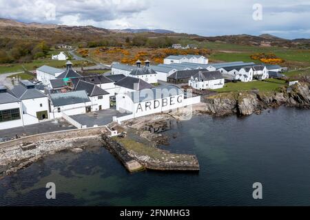 Luftaufnahme der Ardbeg Distillery, Islay, die Destillerie gehört Louis Vuitton Moët Hennessy und produziert einen stark geschälten Islay Whisky. Stockfoto