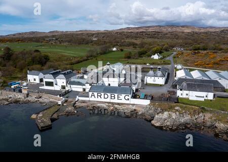 Luftaufnahme der Ardbeg Distillery, Islay, die Destillerie gehört Louis Vuitton Moët Hennessy und produziert einen stark geschälten Islay Whisky. Stockfoto