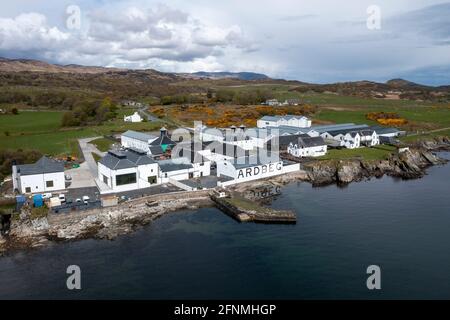 Luftaufnahme der Ardbeg Distillery, Islay, die Destillerie gehört Louis Vuitton Moët Hennessy und produziert einen stark geschälten Islay Whisky. Stockfoto