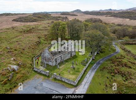 Luftaufnahme der Kildalton Old Parish Church und Kildalton High Cross, Kildalton, Islay, Schottland. Stockfoto
