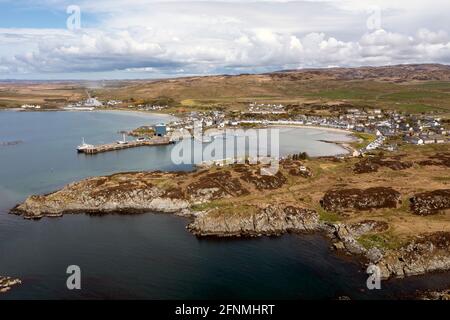 Luftaufnahme von Häusern mit Blick auf die Leodamais Bay im Dorf Port Ellen auf der Islay, Isle of Islay, Inner Hebrides, Schottland, Großbritannien Stockfoto