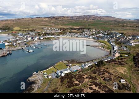 Luftaufnahme von Häusern mit Blick auf die Leodamais Bay im Dorf Port Ellen auf der Islay, Isle of Islay, Inner Hebrides, Schottland, Großbritannien Stockfoto