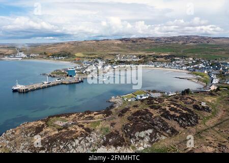 Luftaufnahme von Häusern mit Blick auf die Leodamais Bay im Dorf Port Ellen auf der Islay, Isle of Islay, Inner Hebrides, Schottland, Großbritannien Stockfoto