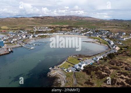 Luftaufnahme von Häusern mit Blick auf die Leodamais Bay im Dorf Port Ellen auf der Islay, Isle of Islay, Inner Hebrides, Schottland, Großbritannien Stockfoto