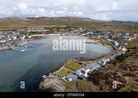 Luftaufnahme von Häusern mit Blick auf die Leodamais Bay im Dorf Port Ellen auf der Islay, Isle of Islay, Inner Hebrides, Schottland, Großbritannien Stockfoto