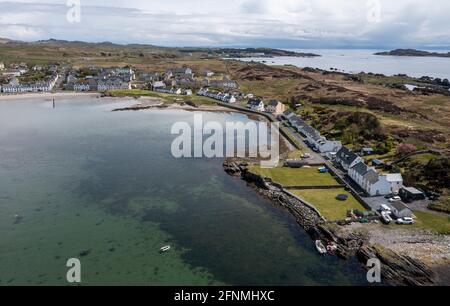 Luftaufnahme von Häusern mit Blick auf die Leodamais Bay im Dorf Port Ellen auf der Islay, Isle of Islay, Inner Hebrides, Schottland, Großbritannien Stockfoto