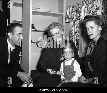 HUMPHREY BOGART am Set offen mit Co-Star ETHEL BARRYMORE und der Frau LAUREN BACALL und ihrem Sohn STEPHEN BOGART während der Dreharbeiten zu DEADLINE U.S.A. 1952 Regisseur / Autor RICHARD BROOKS Twentieth Century Fox Stockfoto