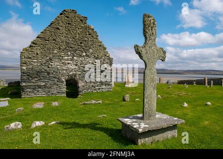 Kilnave Chapel and Cross befindet sich am Westufer des Loch Gruinart, Isle of Islay, Inner Hebrides, Schottland. Stockfoto