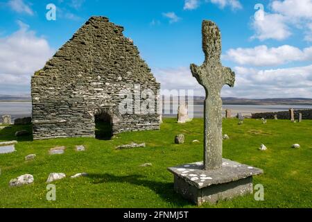 Kilnave Chapel and Cross befindet sich am Westufer des Loch Gruinart, Isle of Islay, Inner Hebrides, Schottland. Stockfoto