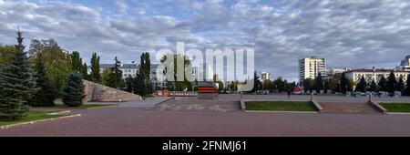 Russland, Samara Oblast, Stadt Samara liegt 862 km östlich-südöstlich von Moskau, am Ufer der Wolga. Der Glory Square in Samara blickt auf den Vo Stockfoto