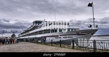 Russland, Tatarstan Oblast, Kasan Stadt; Touristen auf der Anlegestelle der Kazn Stadt Kreuzschiff auf der Wolga Das Hotel liegt 715 km entfernt von Th Stockfoto