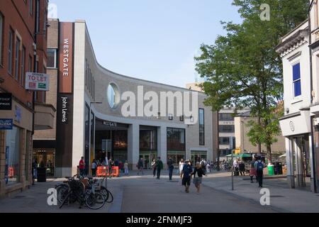 Queen Street in Oxford mit dem Westgate Einkaufszentrum in Großbritannien, aufgenommen am 15. September 2020 Stockfoto