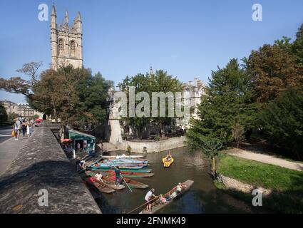 Magdalen College und punting auf dem Fluss Cherwell in Oxford in Großbritannien, am 15. September 2020 aufgenommen Stockfoto