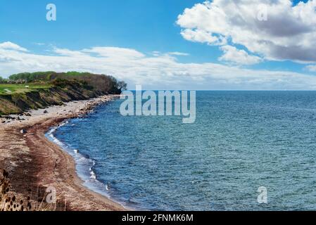 Küste und ostsee auf der deutschen Insel Fehmarn Sonniger Tag im Frühling Stockfoto