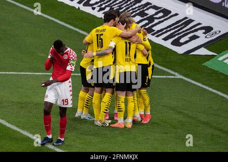 Allgemeiner Jubel um Marco REUS (DO, Nr.11) nach seinem Tor zu 2:0; Moussa NIAKHATE (MZ, links) ist niedergeschlagen; Goaljubel; Fußball 1. Bundesliga, 33. Spieltag, FSV FSV FSV Mainz 05 (MZ) - Borussia Dortmund (DO), am 16. Mai 2021 in Mainz. Die DFL-Vorschriften verbieten die Verwendung von Fotos als Bildsequenzen und/oder quasi-Video weltweit Stockfoto