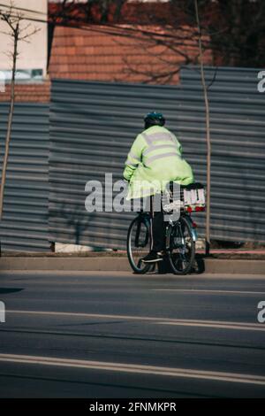 IASI, RUMÄNIEN - 13. März 2021: Radfahrer fahren bergab auf einer Straße Stockfoto