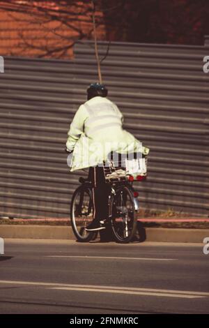 IASI, RUMÄNIEN - 13. März 2021: Radfahrer fahren bergab auf einer Straße Stockfoto