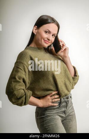 Fröhliche nette Frau mit Smartphone Stockfoto