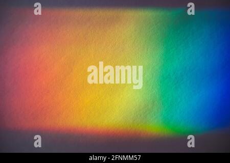 Eine Prism Full Rainbow Light auf Papier Hintergrund Overlay Stockfoto