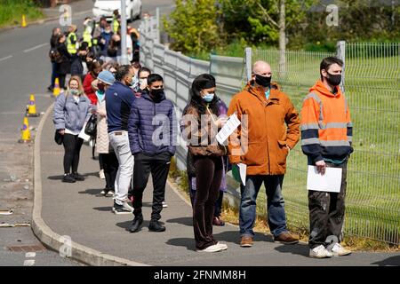 Die Minister räumten ein, dass an der ESSA-Akademie in Bolton Menschen Schlange standen, um Covid-Impfungen zu erhalten, da die Ausbreitung der indischen Coronavirus-Variante zur Rückkehr lokaler Sperren führen könnte. Bolton, Blackburn mit Darwen und Bedford sind die Bereiche, über die Minister am meisten besorgt sind. Bilddatum: Dienstag, 18. Mai 2021. Stockfoto