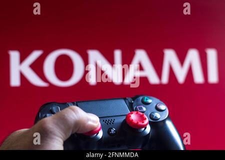 Brasilien. Mai 2021. In dieser Abbildung sehen Sie einen PlayStation (PS)-Controller und das Konami Holdings Corporation-Logo im Hintergrund. (Foto von Rafael Henrique/SOPA Images/Sipa USA) Quelle: SIPA USA/Alamy Live News Stockfoto