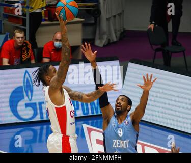 Sankt Petersburg, Russland. Mai 2021. Austin Hollins (9) von Zenit Sankt Petersburg und will Clyburn (21) von CSKA Moskau im Einsatz während des VTB United League Playoffs Game 1 zwischen Zenit Sankt Petersburg und CSKA Moskau 2020/2021 in der Sibur Arena. Endergebnis; Zenit Saint Petersburg 73:78 CSKA Moskau. (Foto von Maksim Konstantinov/SOPA Image/Sipa USA) Quelle: SIPA USA/Alamy Live News Stockfoto